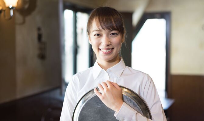 笑顔の女性従業員_R