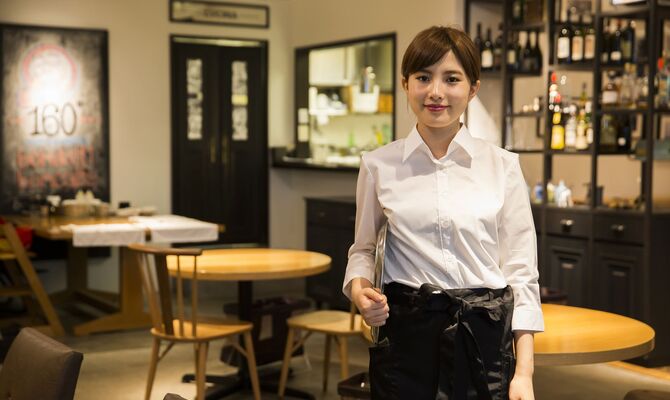 レストランで働く女性スタッフ_R
