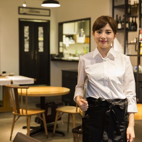レストランで働く女性スタッフ_R