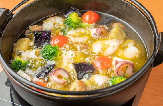 スペインの人気料理アヒージョが鍋スタイルで楽しめるTrim三宮店