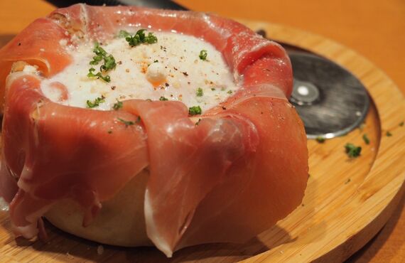 シカゴピザ等のチーズ料理も楽しめる肉バル×アヒージョTrim三宮店