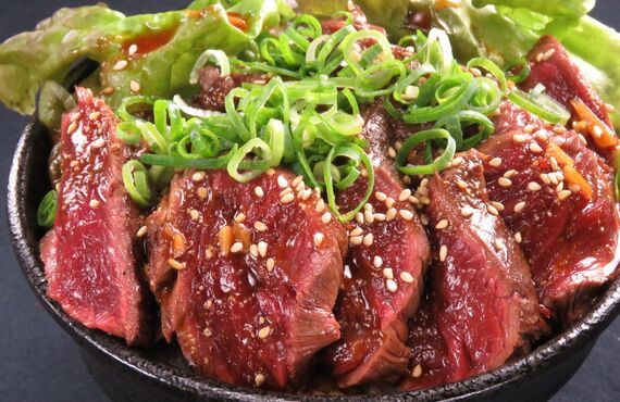 【テイクアウト】肉バル×アヒージョTrim三宮店で人気のステーキ丼！！