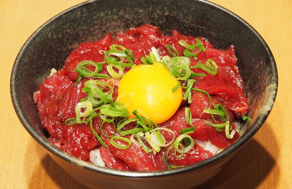 【霜降り馬刺し丼】肉バル×アヒージョTrim三宮店でおすすめのテイクアウト