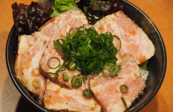 【ローストポーク丼をテイクアウト】肉バル×アヒージョTrim三宮店