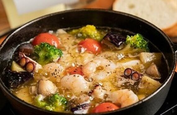【Trim三宮店で具だくさんアヒージョ鍋】〆はパスタがおすすめです