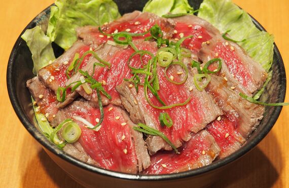 ランチに神戸牛ステーキ丼もテイクアウトできるTrim三宮店